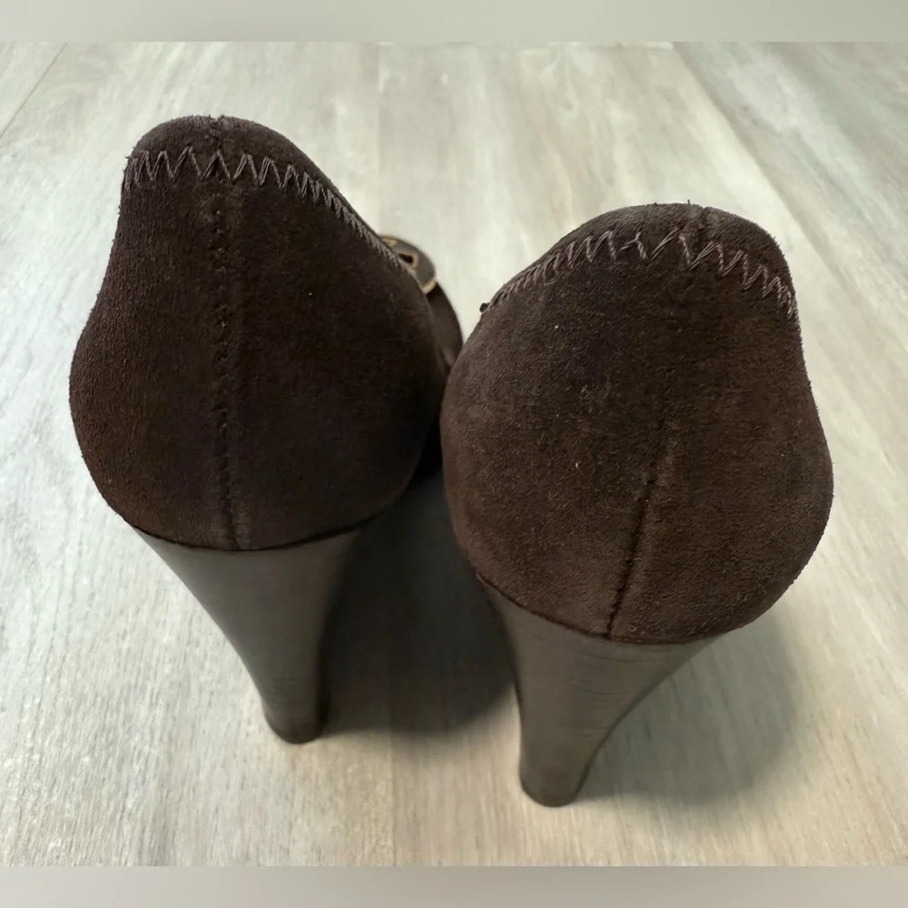 Tory Burch Sophie Brown Suede Wedge Pumps Round Logo  Shoe Size US 5